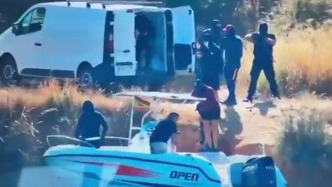 Captura de un v�deo grabado en el 2025 en canales pr�ximos a la ciudad de Huelva a plena luz del d�a de una descarga protegida por un grupo armado contratado para prestar seguridad y evitar robos.