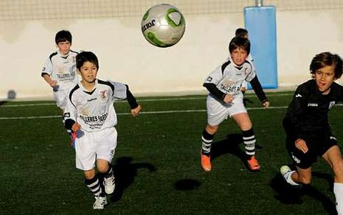 Brais, a la izquierda, pugna por el bal�n en el Luis Bodegas en un partido de benjamines.