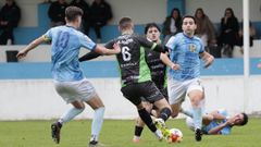 Rolle y Trasi pelean un bal�n dividido en la visita del Boiro al Kiko Rey.