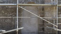 Una de las puertas de la iglesia, tapiada durante las obras