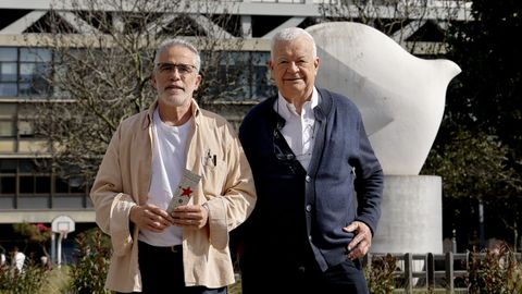 Los arquitectos Felipe Pea, a la derecha, y Luis Muoz, en la plaza de Pontevedra de A Corua