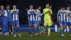 Los jugadores del Deportivo saludan a su afici�n tras el encuentro contra el Real Racing Club.