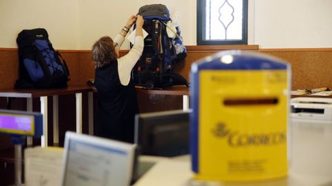 Mochilas. En la Catedral no se puede acceder con bultos, y Correos ofrece servicio de consigna por dos euros diarios para las mochilas y tres para las bicicletas.