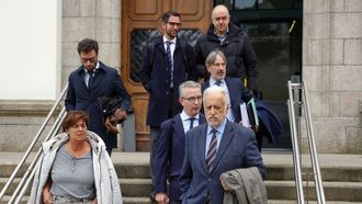 Los hermanos Reija, con sus representantes legales ayer tras finalizar el juicio