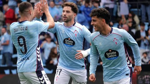 Hugo �lvarez, Ferran Jutgl� y Javi Rueda celebrando el primer gol del Celta ante el Elche