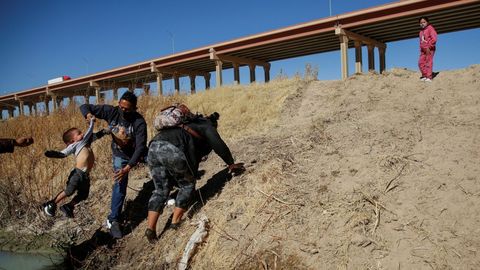 Una familia de inmigrantes cruza el r�o Bravo hacia estados Unidos