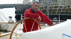 Foto de Nen&eacute; Mart&iacute;nez Novo en el 2006, al tim&oacute;n de un velero con el que cruz&oacute; el Atl&aacute;ntico