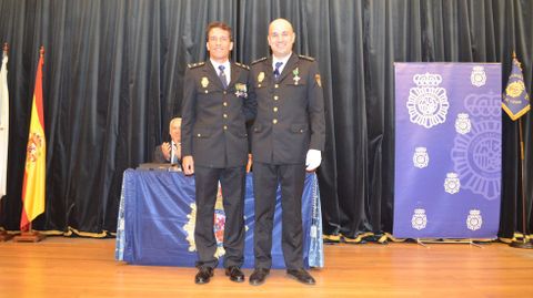 El jefe de la comisar�a, Jos� Ram�n Fern�ndez, entrega una condecoraci�n al subinspector D�maso Corderi