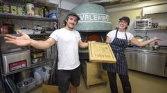 Guillermo y Roc�o, en la Pizzer�a Valer�a, ubicada en la zona monumental de Pontevedra, donde cocen las pizzas en un horno de le�a.