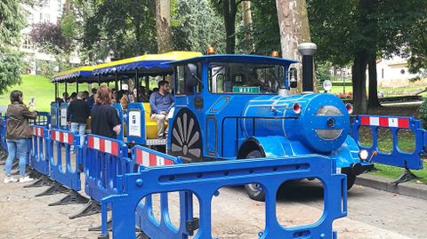 El tren infantil a punto de dar un paseo por el parque de San Francisco.
