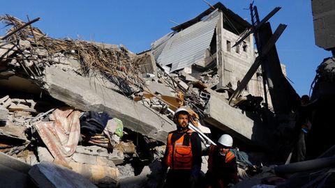 Trabajadores inspeccionan una vivienda destruida en Jan Yunis.