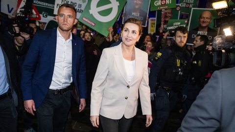 La primera ministra danesa y l�der de los socialdem�cratas, Mette Frederiksen (centro), llega a un debate de l�deres del partido organizado por DR (Danmarks Radio) en Copenhague este jueves.