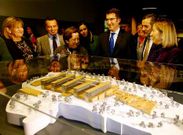 El gerente, segundo por la derecha, con Mosquera y Feijoo en el 2010 presentando el hospital.