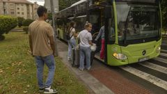La l�nea 6 del bus urbano recoge a viajeros en Os Tilos, en una foto de archivo
