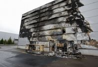 El fuego en una de las naves de Porto Mu��os afect� a una parte de la fachada. 