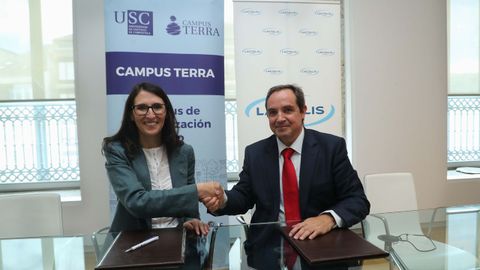 El director de Lactalis Compras y Suministros, Jos� S�ez, y la�rectora de la USC, Rosa Mar�a Crujeiras