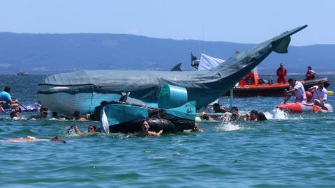 Festa da Dorna: Rejata de Embarcasi�ns feitas a machada e pan de millo na playa de Coroso