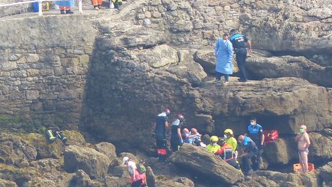 Una mujer cae en la escalera 1 de la playa de San Lorenzo