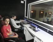 Diego y Eloy en la cabina de sonido que ayudaron a construir