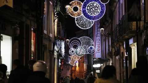 LUCES DE NAVIDAD EN OURENSE.En la ciudad, el alumbrado navideo se encendi la noche antes del puente de la Constitucin