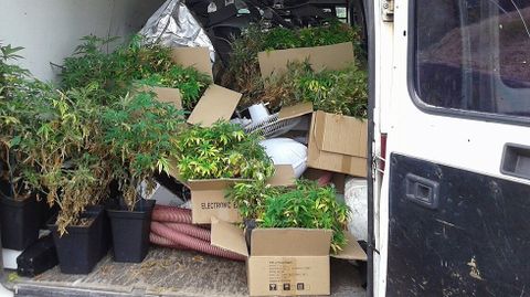 Furgoneta de la Guardia Civil con todo el material localizado en la plantaci�n de marihuana en el chalet de Gij�n.Furgoneta de la Guardia Civil con todo el material localizado en la plantaci�n de marihuana en el chalet de Gij�n 