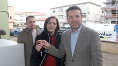 Milagros Rey recogi&oacute; de manos del alcalde de Boiro, Jos&eacute; Ram&oacute;n Romero, las llaves del bloque de viviendas