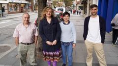 Unidos y comunicados: por este orden, de izquierda a derecha, los comerciantes de la Asociaci�n Distrito Oza: Marcial, de la Pescader�a Marcial; Marta Fern�ndez, joyera; Teresa, de Bazar Lamazares, y David, de la Cl�nica Scarpa