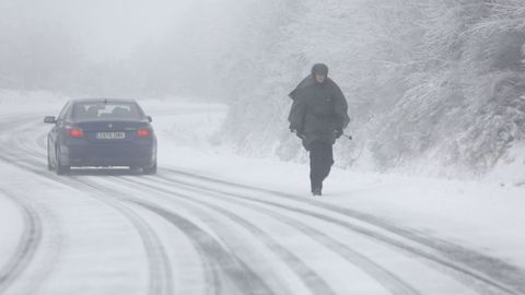 La carretera LU-633, entre Pedrafica y Triacastela fue una de las ms afectadas por la nieve.