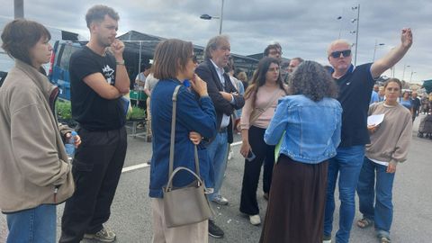 Los concejales Xos Lois Pieiro y Amparo Cerecedo acompaaron al grupo de arquitectos durante su recorrido por el mercadillo