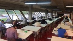 Alumnos en el aula de dibujo de la Escola Universitaria de Arquitectura T�cnica de la UDC