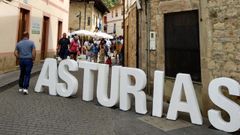 Cartel de decoraci�n en Cabrales con motivo del D�a de Asturias