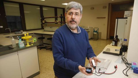 Barcia, en un laboratorio de Ciencias, con un medidor de prote�nas