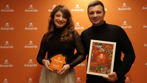 Ainhoa del Río, izquierda, al recoger el Premio Just Eat 2024 para el restaurante ourensano Cuatrolunas 2.0