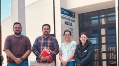 El equipo del PSOE, ante el centro de salud de Mux�a