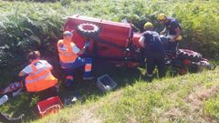 El tractor volc� desde un desnivel de un metro en Dorr�n, Sanxenxo