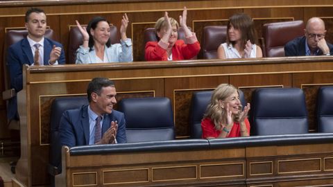El presidente del Gobierno, Pedro S�nchez y la vicepresidenta segunda, Yolanda D�az aplauden la aprobaci�n del proyecto de ley de Memoria Democr�tica