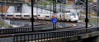 Un tren Alvia S-730 circulando ayer por la curva de Angrois, donde se produjo el accidente en el que murieron 79 personas.