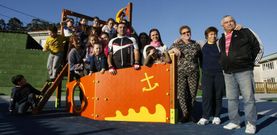 Los ni�os arrastran a muchos adultos al parque infantil de O Adro, y estos reclaman un sitio para �non aburrirse�. 