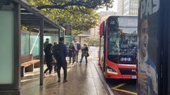 Usuarios del bus urbano que se quedaron en tierra por el fallo en el sistema de pago con QR de la aplicaci�n