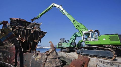 Desguace del atunero Albacora Diez en el puerto de Marín