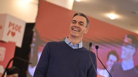 El presidente del Gobierno y l�der del PSOE, Pedro S�nchez, sonr�e en el acto de cierre de campa�a en Arag�n.