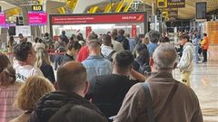 Colas en el mostrador de Iberia en Barajas tras la cancelaci�n del �ltimo vuelo a A Coru�a del lunes