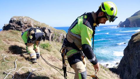 Los bomberos del SPEIS de Nar�n, en la formaci�n de rescate vertical por los acantilados de Pena Lopesa