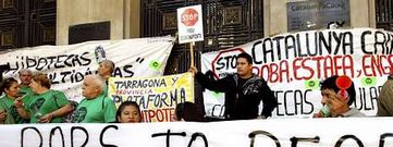 Un centenar de afectados por hipotecas de una veintena de plataformas catalanas protestaron ayer en la sede de Catalunya Caixa en Barcelona.