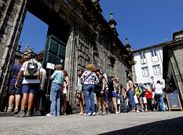 La puerta de los Abades, que solo abre en A�o Santo, se habilit� por la avalancha de turistas.