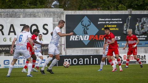 Aram Pazos, con el balón, en el partido contra el Gran Peña disputado en Barraña.