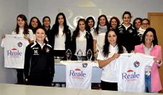 El equipo de Irmandinhas present� ayer oficialmente a su principal patrocinador, Reale. 