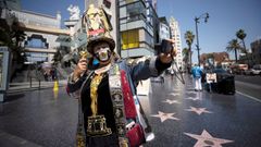 Una fan de los �scar, ante el teatro Dolby