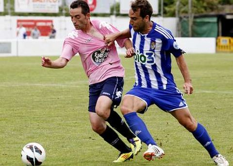 Rub�n Dur�n trata de eludir el marcaje de un jugador de la Ponferradina.