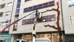 Nueva escultura en la biblioteca de O Barco